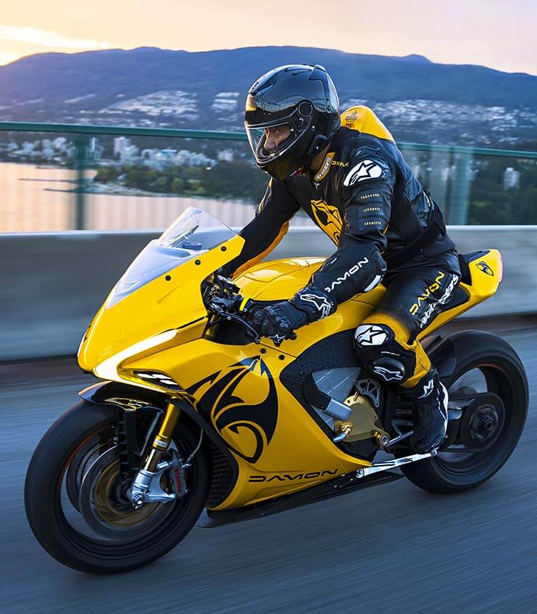 Damon Hypersport en carretera con piloto