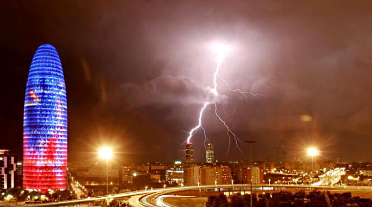 Rayo cayendo sobre Barcelona