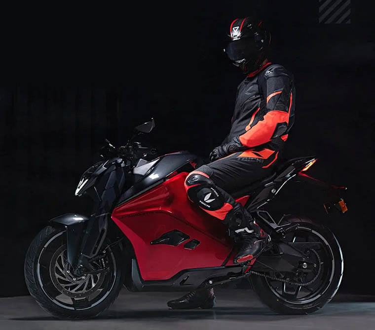 Ultraviolette F77 color rojo