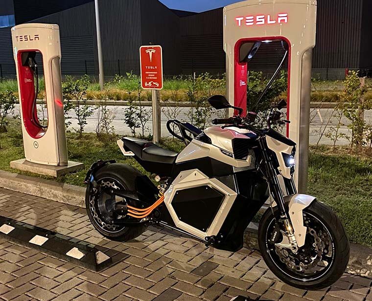 Verge TS Pro blanca en cargador Tesla