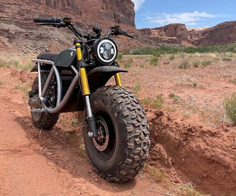 Volcon Grunt en una pista de tierra