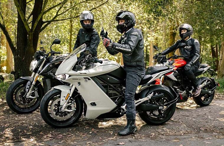 Zero SR/S blanca en concentración motera