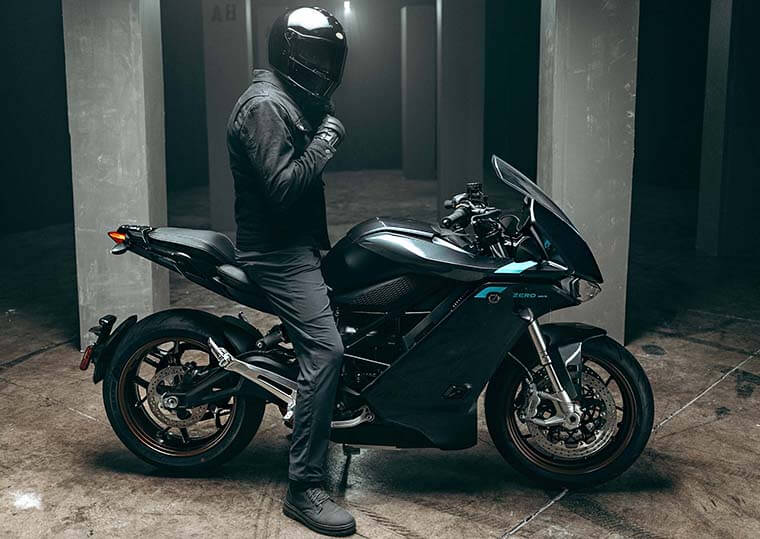 Zero SR/S azul oscuro con piloto
