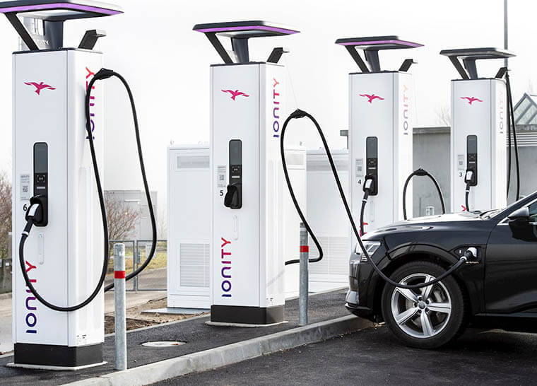 Fila de cargadores públicos Ionity