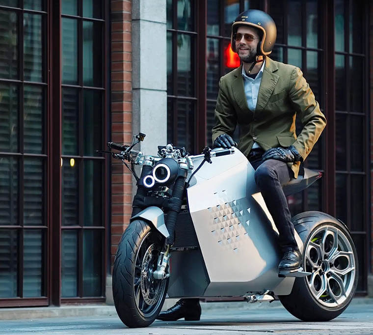 Davinci DC100 con hombre sentado