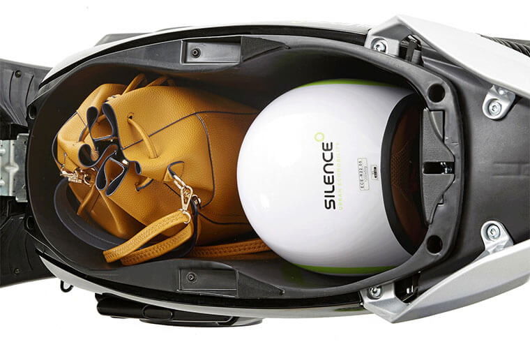 Silence S01: hueco bajo el asiento