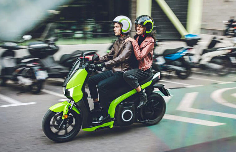 Silence S01 rodando con dos personas a bordo