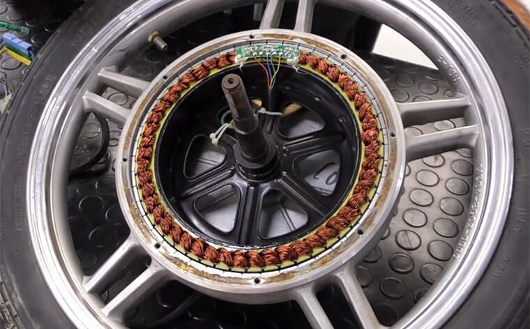 Interior de un motor eléctrico de moto