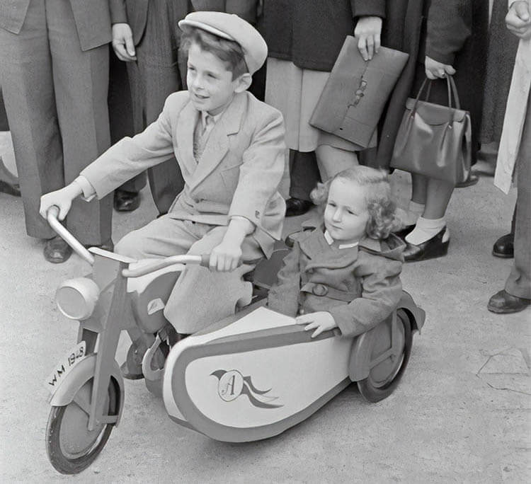Niños en moto de juguete