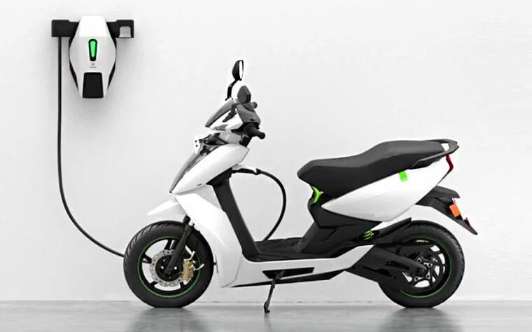 Scooter eléctrico en recarga