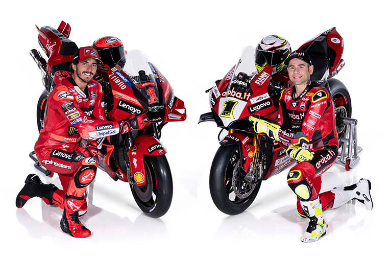 Los campeones de MotoGP y Superbikes, Pecco Bagnaia y Álvaro bautista posan con sus motos, que llevan ambas el número 1