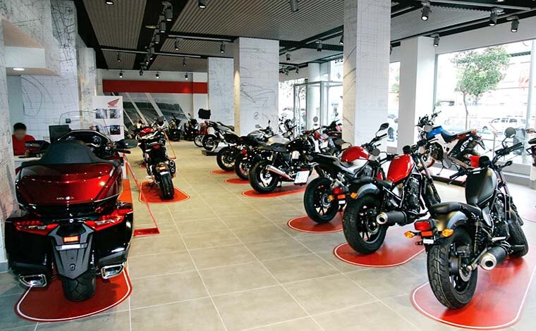 Interior de concesionario de motos