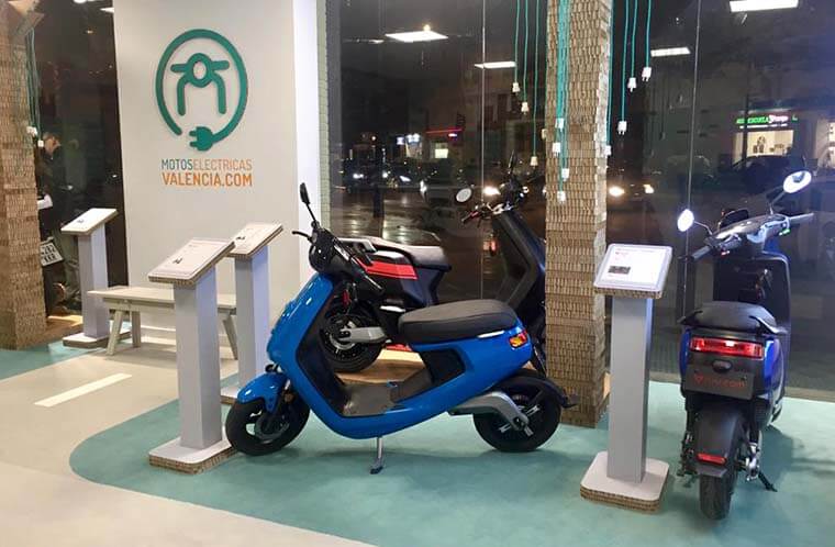 Interior concesionario de motos eléctricas