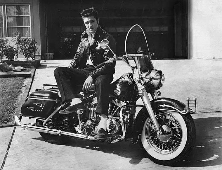 Elvis Prestley sentado sobre una Harley Davidson (1957)