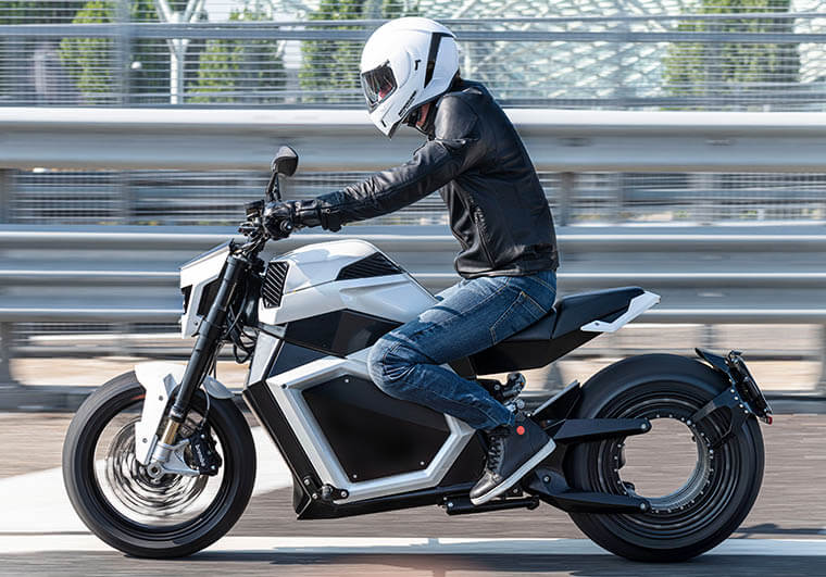 Verge TS blanca en carretera