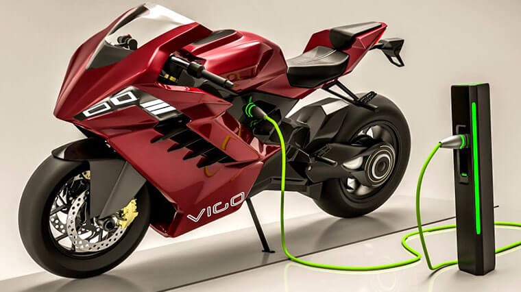 Moto eléctrica Vigo conectada al cargador