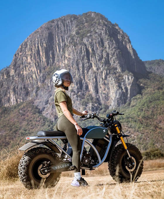 Moto eléctrica Volcon Grunt con chica piloto