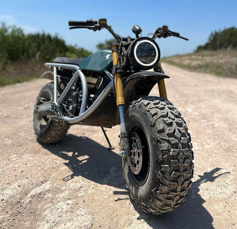 Volcon Grunt en medio de una pista rural