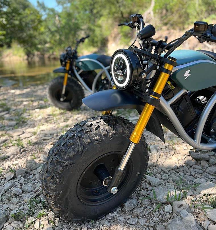 Dos unidades de Volcon Grunt frente a un río