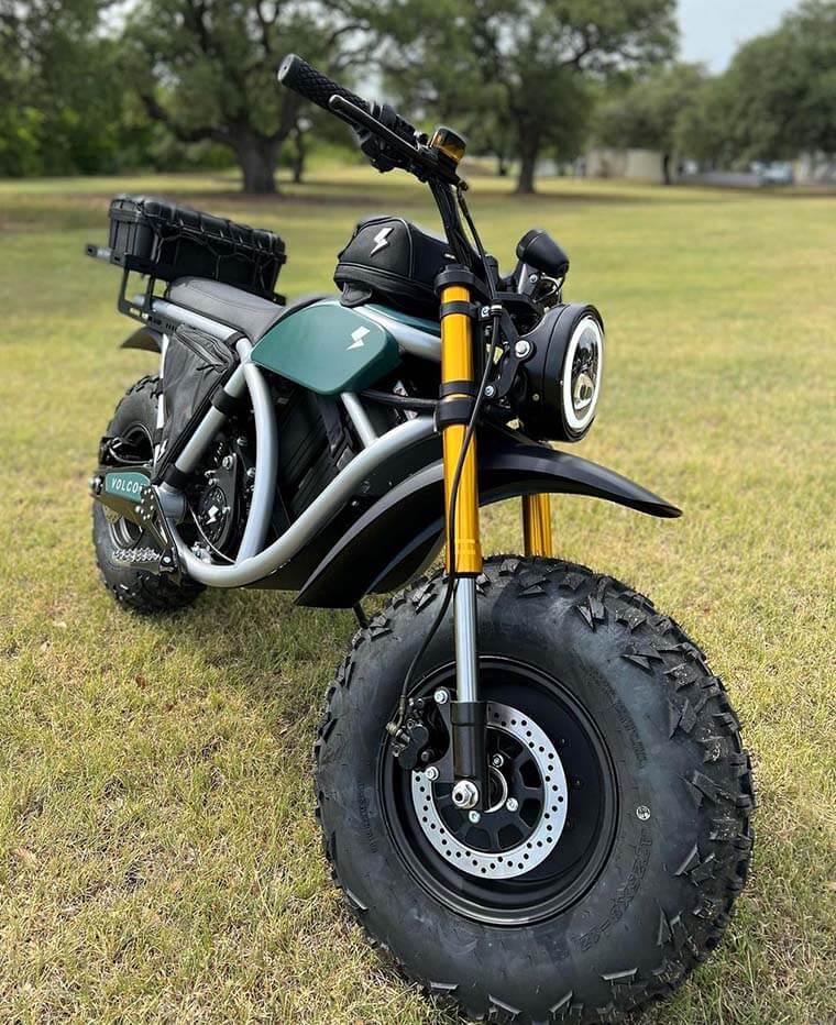 Volcon Grunt con top box y bolsa sobre el falso depósito